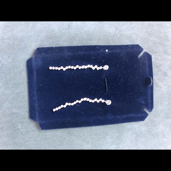 Swarovski crystal necklace and earring set. - Picture 3 of 4